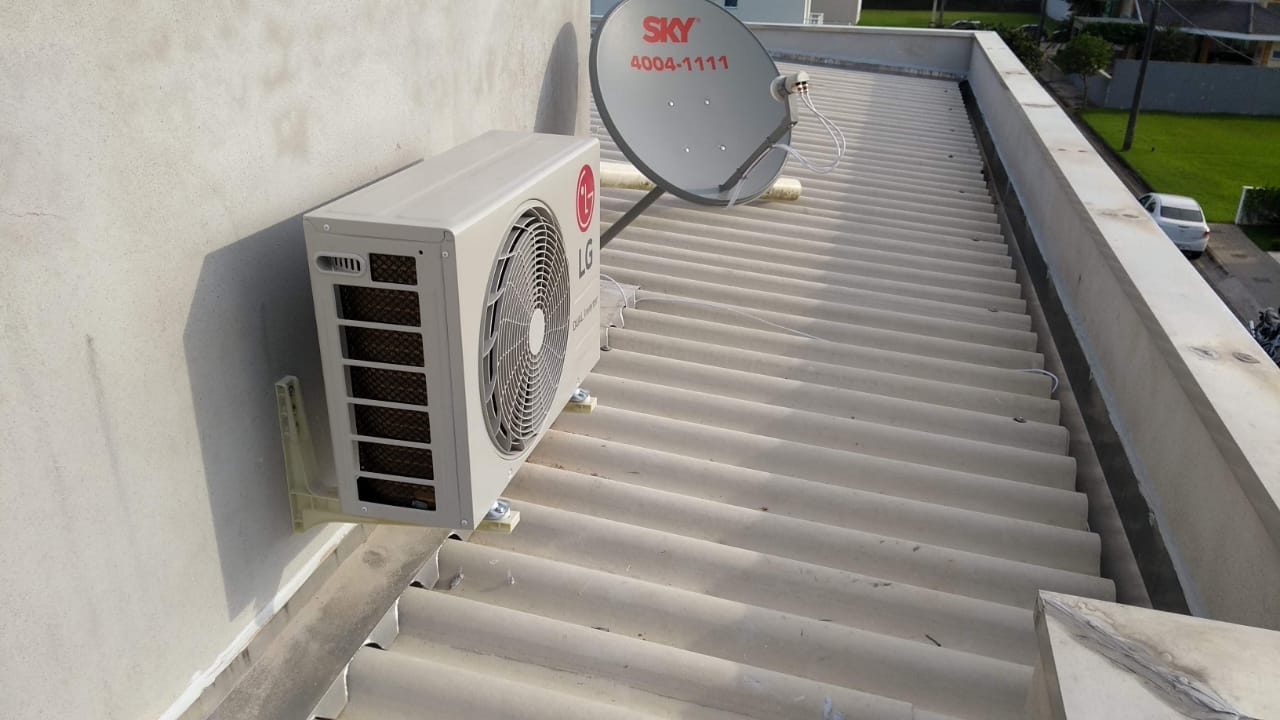 Infraestrutura de dutos e condensadoras de ar condicionado